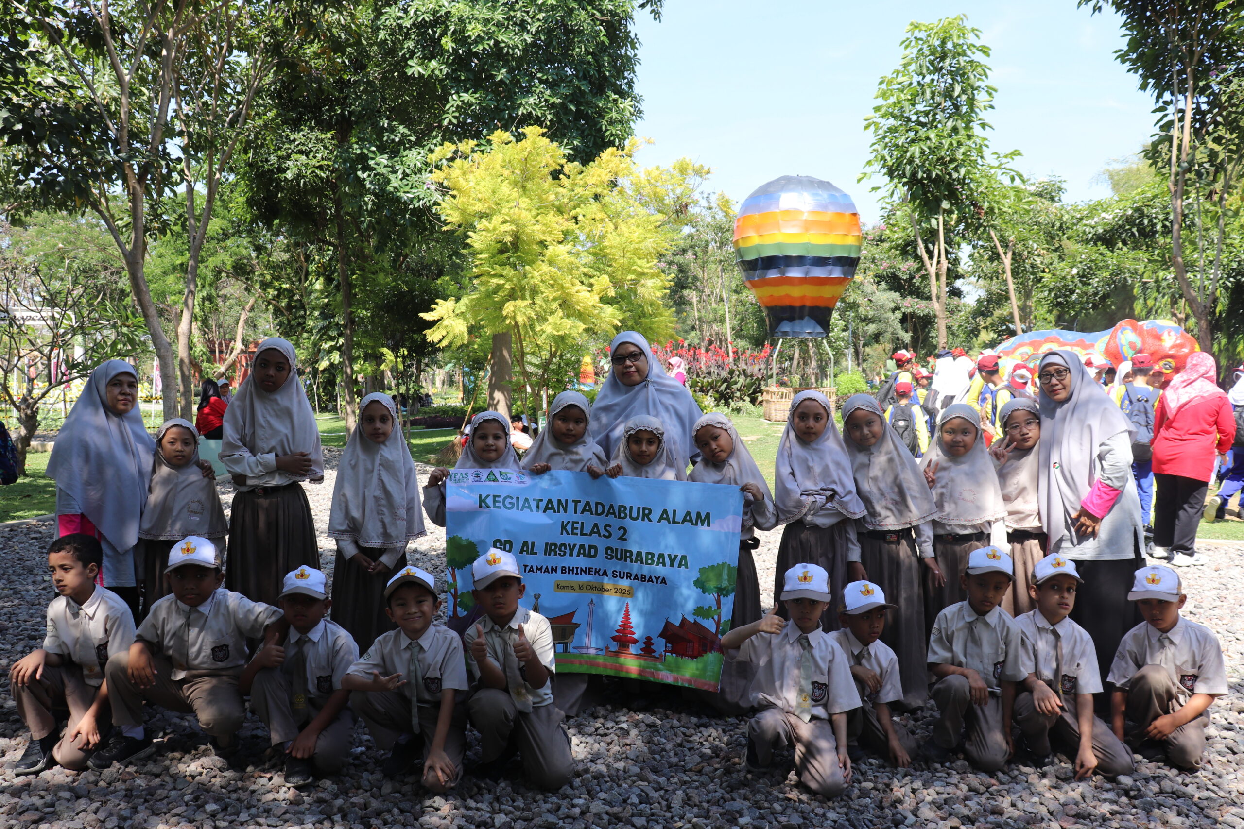 Siswa Kelas 2 Mengenal Keragaman Rumah Adat di Taman Bhineka